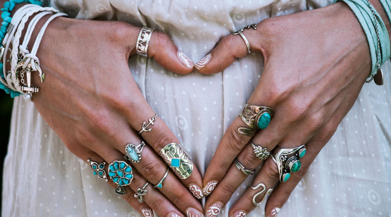 How to style your Boho Maternity Dress. Looking sexy and bohemian while pregnant is not impossible.